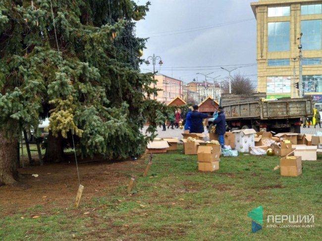 Головна ялинка Луцька цьогоріч буде в золотистих іграшках. ФОТО