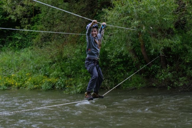 Рятувальні роботи в печерах, високі скелі і тролеї: тренер з Луцька влаштував екстремальний табір для дітей і дорослих
