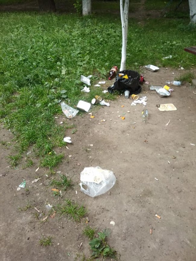 «Немає сил на це дивитися»: луцький двір засипали сміттям. ФОТО