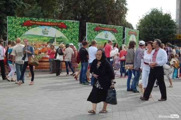 Лучанам дозволили пити пиво у центрі міста. ФОТО