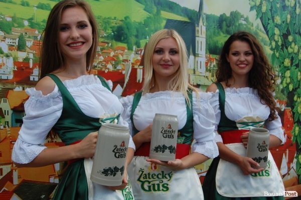 Лучанам дозволили пити пиво у центрі міста. ФОТО