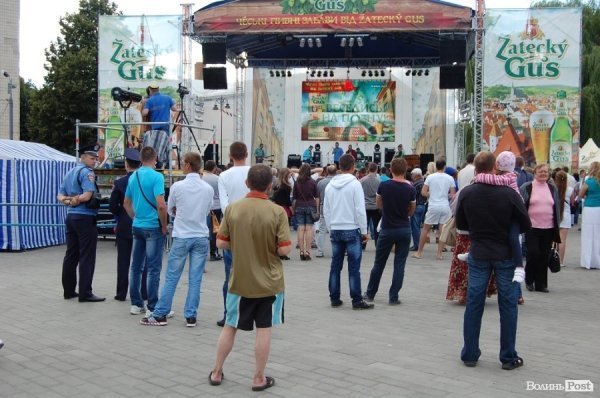 Лучанам дозволили пити пиво у центрі міста. ФОТО