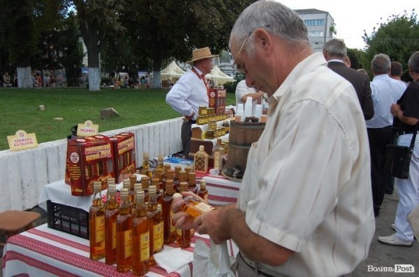 Лучанам дозволили пити пиво у центрі міста. ФОТО