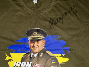 На благодійний аукціон виставили футболку із автографом Залужного