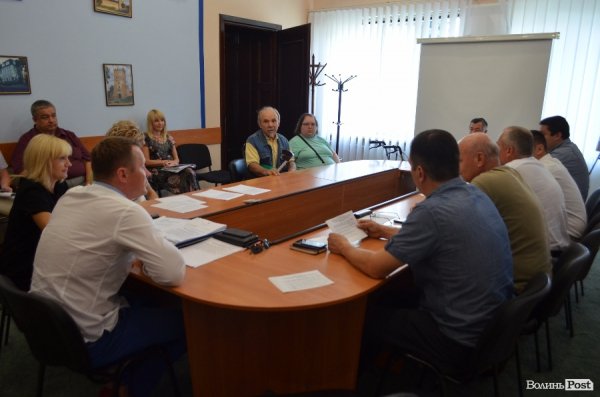 В Луцьку на проспекті Відродження хотіли звести будинок з порушеннями. ФОТО