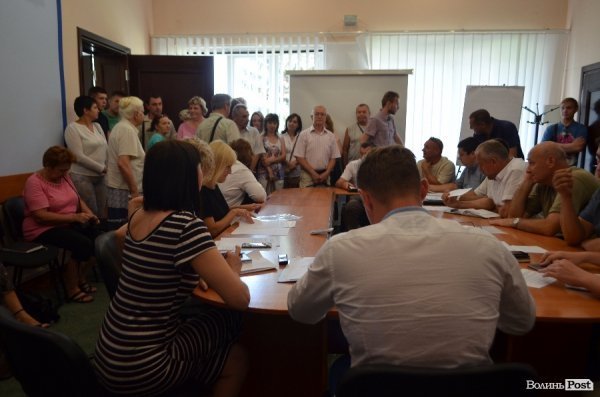 В Луцьку на проспекті Відродження хотіли звести будинок з порушеннями. ФОТО