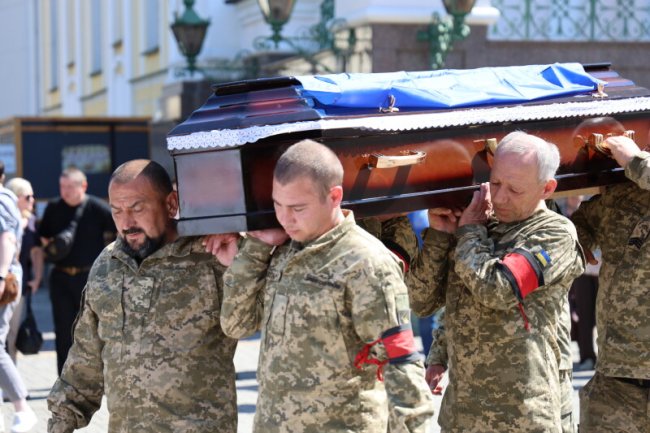 Прощання з Героєм: у Луцьку в останню дорогу провели Андрія Ющика