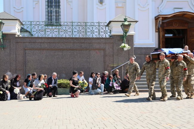 Прощання з Героєм: у Луцьку в останню дорогу провели Андрія Ющика
