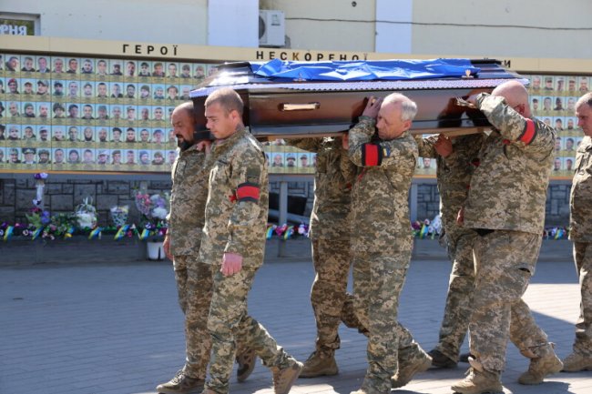 Прощання з Героєм: у Луцьку в останню дорогу провели Андрія Ющика