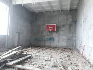 «Зривали підлогу і продавали людям»: пояснили, чому у Гіркій Полонці не завершили ремонт шкільного спортзалу