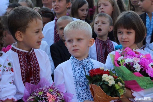 Перший дзвінок у луцькій школі пролунав із нотками суму. ФОТО