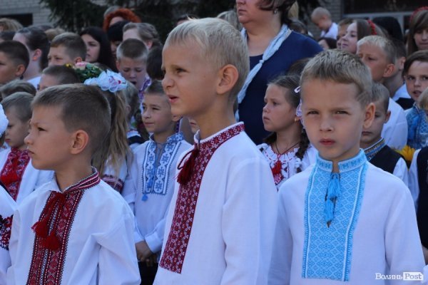 Перший дзвінок у луцькій школі пролунав із нотками суму. ФОТО