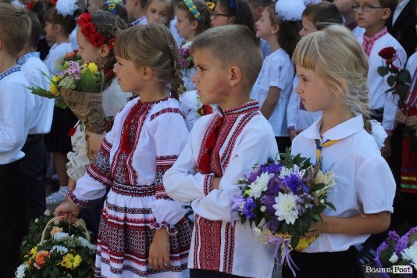 Перший дзвінок у луцькій школі пролунав із нотками суму. ФОТО
