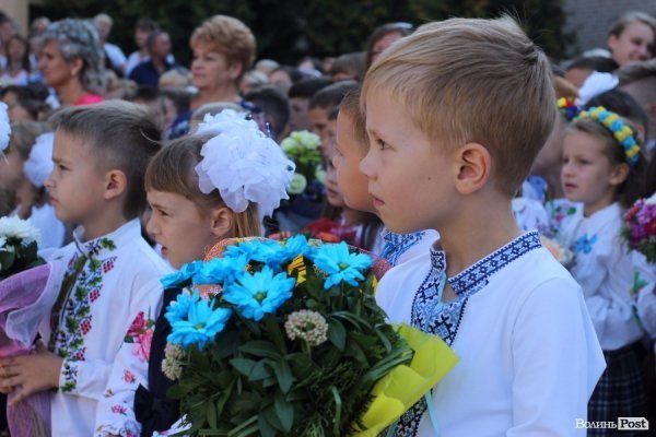 Перший дзвінок у луцькій школі пролунав із нотками суму. ФОТО