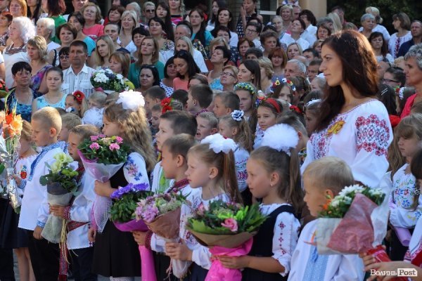 Перший дзвінок у луцькій школі пролунав із нотками суму. ФОТО