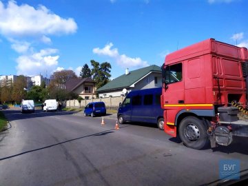 Показали відео зіткнення вантажівки і буса у волинському місті