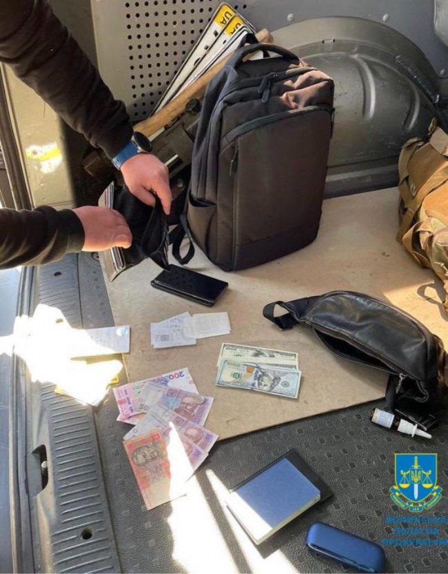 На Волині викрили адвоката, який за гроші через мерію «рішав» виїзд за кордон 