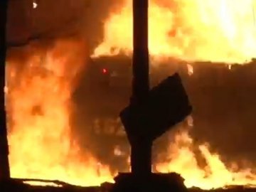 У Києві демонстранти підпалили БТР. ВІДЕО