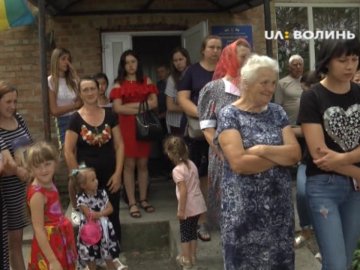 На Волині майже сотня людей зібралася біля сільської школи: просять не закривати заклад. ВІДЕО
