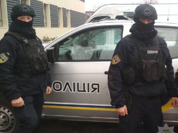 У Луцьку біля гуртожитку чоловік погрожував студентам пістолетом. ФОТО 