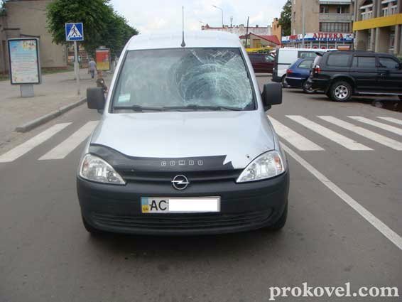 ДТП у Ковелі: від зіткнення з велосипедистом увігнулося лобове скло автівки