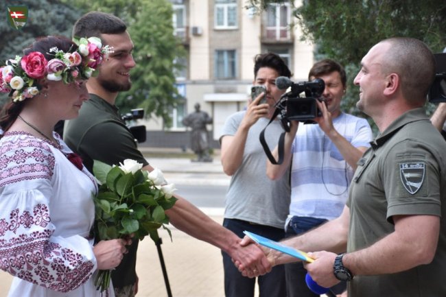 У волинській бригаді, яка воює на передовій, відгуляли подвійне весілля. ФОТО
