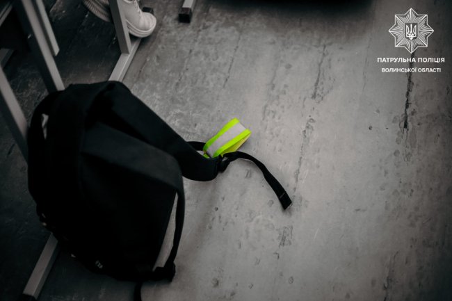 Волинські школярі отримали від патрульних та Генконсульства Польщі жилетки та флікери. ФОТО