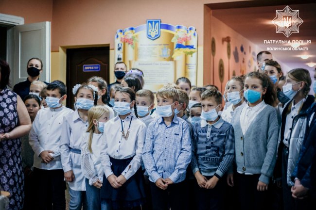Волинські школярі отримали від патрульних та Генконсульства Польщі жилетки та флікери. ФОТО