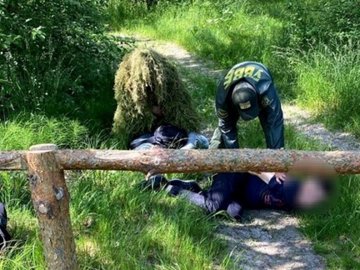 Двоє ухилянтів пропонували волинському прикордоннику 2 тисячі доларів хабаря за втечу за кордон