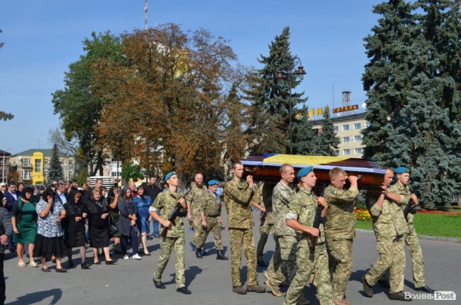 «Був сміливим, добрим і завжди допомагав»: у Луцьку попрощалися з Героєм Юрієм Лавренчуком. ФОТОРЕПОРТАЖ