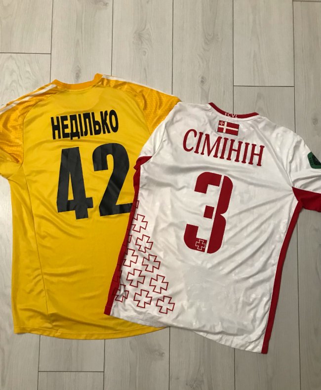 Зінченко, Модрич, Магвайр: лучанин колекціонує футболки відомих футболістів. ФОТО