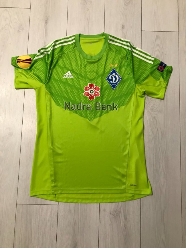 Зінченко, Модрич, Магвайр: лучанин колекціонує футболки відомих футболістів. ФОТО