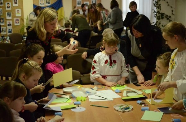 Діти із реабілітаційних центрів отримають святкові листівки від луцьких школярів. ФОТО
