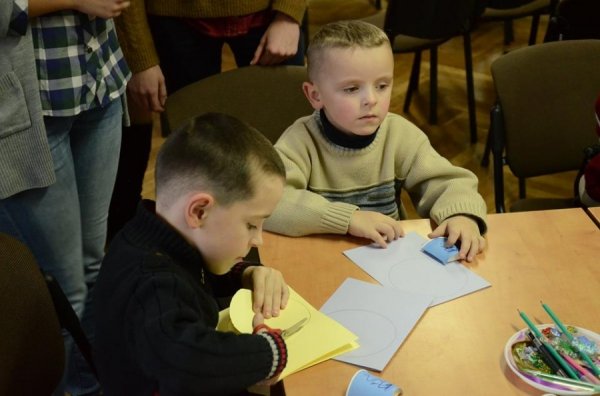 Діти із реабілітаційних центрів отримають святкові листівки від луцьких школярів. ФОТО