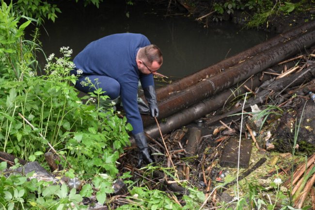 Через сміття не було протоку води: у Луцьку очистили русло Сапалаївки 