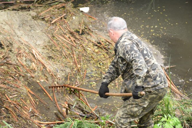 Через сміття не було протоку води: у Луцьку очистили русло Сапалаївки 