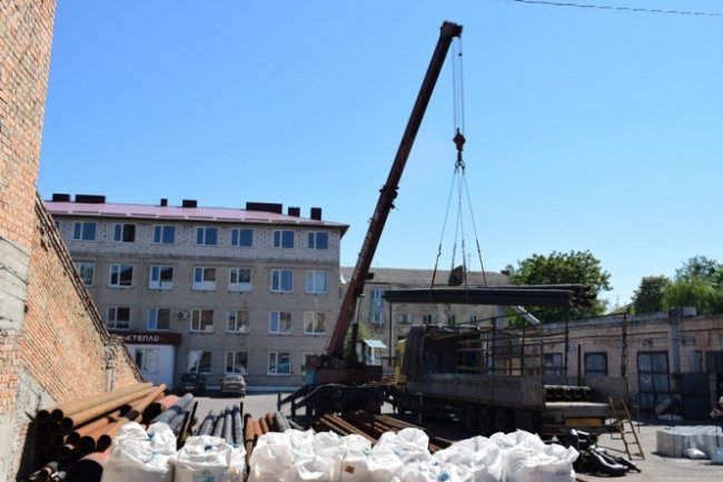 Комунальники замінюють аварійні труби в Луцьку