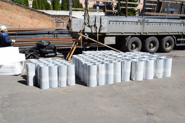 Комунальники замінюють аварійні труби в Луцьку