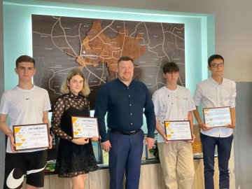 На Волині міський голова преміював випускників, які склали НМТ на 200 балів