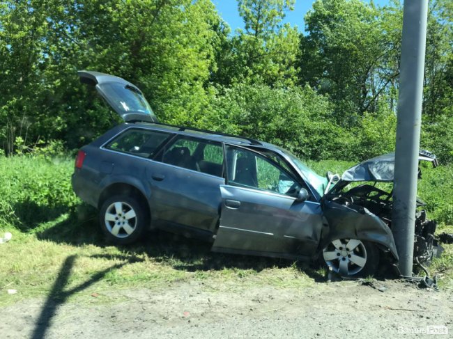 Поблизу Луцька – аварія: Audi влетів у стовп. ФОТО