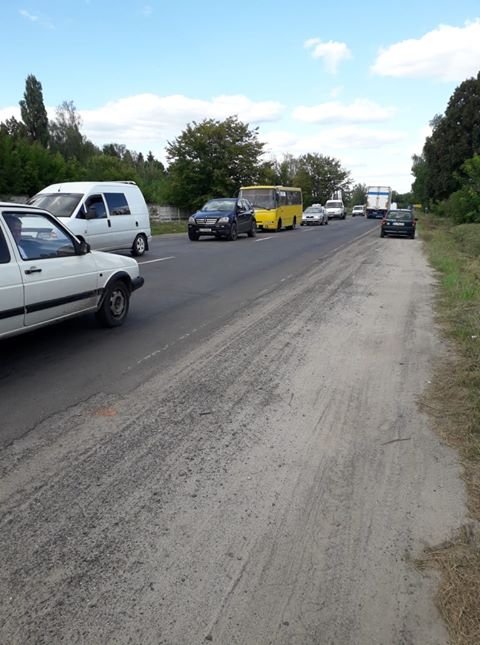 Під Луцьком «беха» на єврономерах влетіла у рейсовий автобус. ФОТО