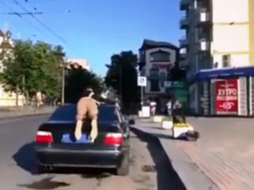 У Рівному хлопець проїхався містом на даху BMW. ВІДЕО