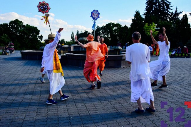 У Луцьку ходили крішнаїти: хто вони і що проповідують. ФОТОРЕПОРТАЖ
