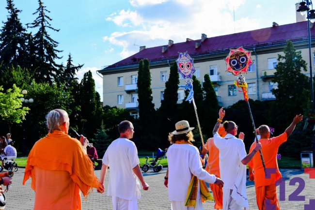 У Луцьку ходили крішнаїти: хто вони і що проповідують. ФОТОРЕПОРТАЖ