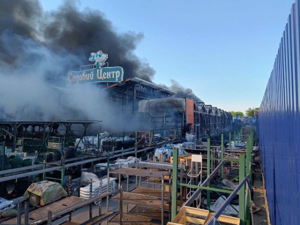 У Харкові росіяни вдарили по гіпермаркету «Епіцентр»: є загиблі