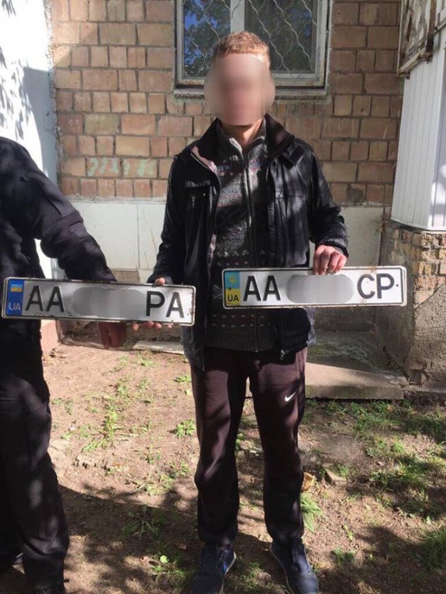 У Києві затримали чоловіка, який викрав більше 100 «блях». ФОТО