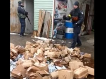 «Сухий закон»: у Луцьку муніципали знищили десятки ящиків алкоголю. ВІДЕО