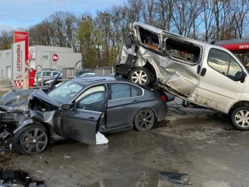 Біля Луцька – масштабна аварія: BMW влетіла у автомийку і протаранила три авто. ОНОВЛЕНО
