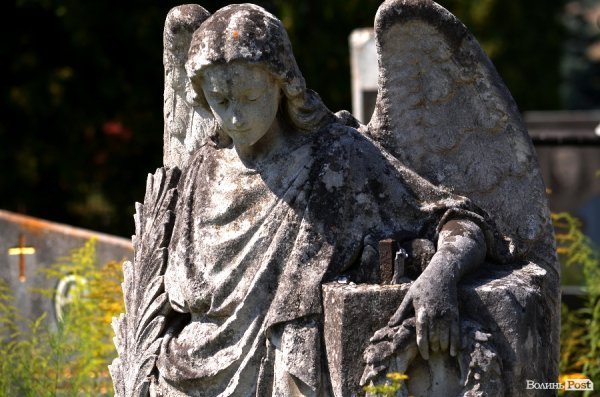 На кладовищі Луцька повалені пам'ятники, а могили заросли чагарниками. ФОТО