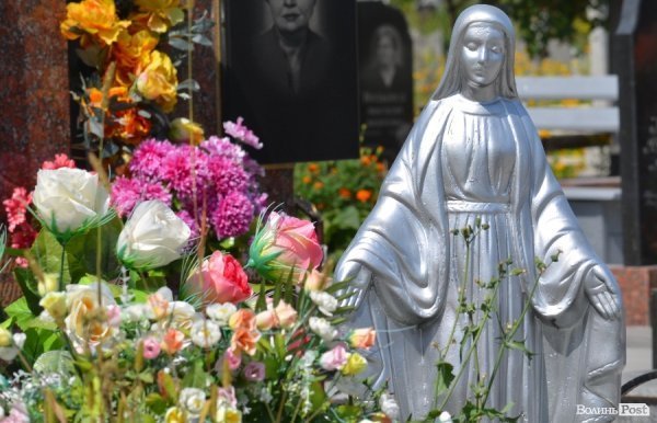 На кладовищі Луцька повалені пам'ятники, а могили заросли чагарниками. ФОТО